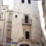 Il nostro viaggio inizia in strada della Torretta, via che prende il nome proprio dalla casa-torre che si staglia ad angolo con vico de� Gironda, di fronte al dipartimento di Studi Classici e Cristiani dell'Universit�